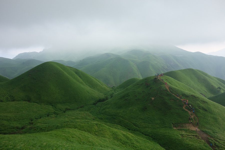 武功山的高山草甸，山脊一道接一道
